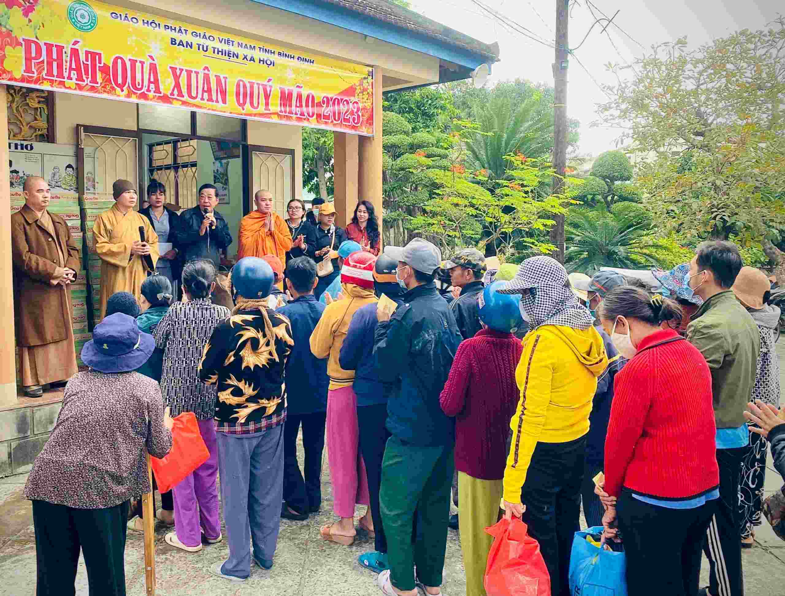 Ban Từ thiện xã hội Phật giáo tỉnh Bình Định phát quà “Đỏ lửa Mùa Xuân”.
